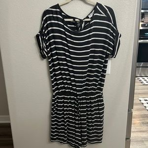 Comfy romper with pockets!